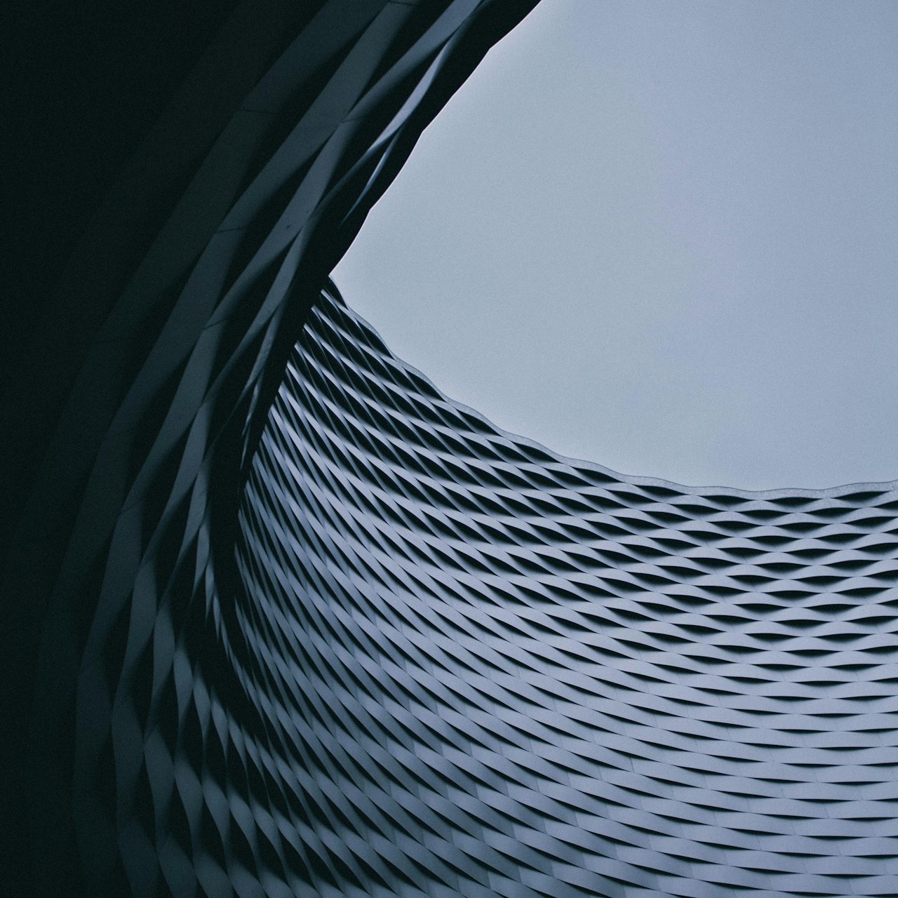 Texture de surface ondulée avec des ombres, fond bleu clair.