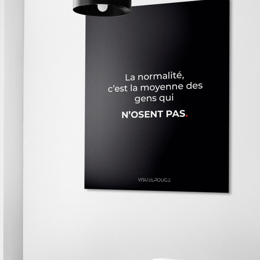 Affiche engagée design – Claques Murales VISUELROUGE Affiche minimaliste rouge avec slogan percutant créée par VISUELROUGE