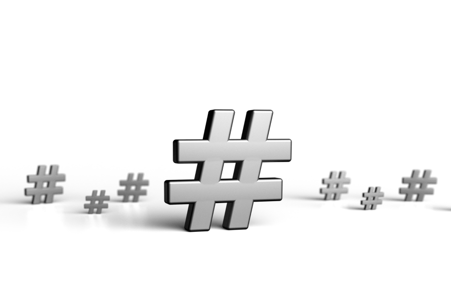 Symbole hashtag en métal en différentes tailles sur un fond blanc.