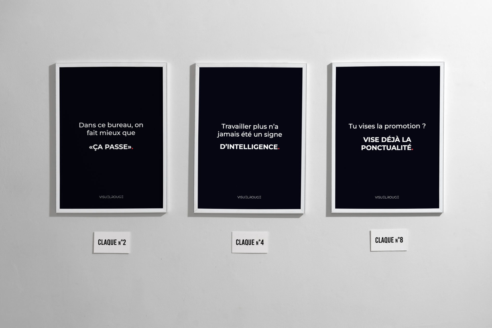 Affiche minimaliste rouge avec slogan percutant créée par VISUELROUGE